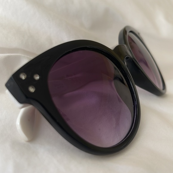Black And White Sunglasses With Jewels - Picture 2 of 5